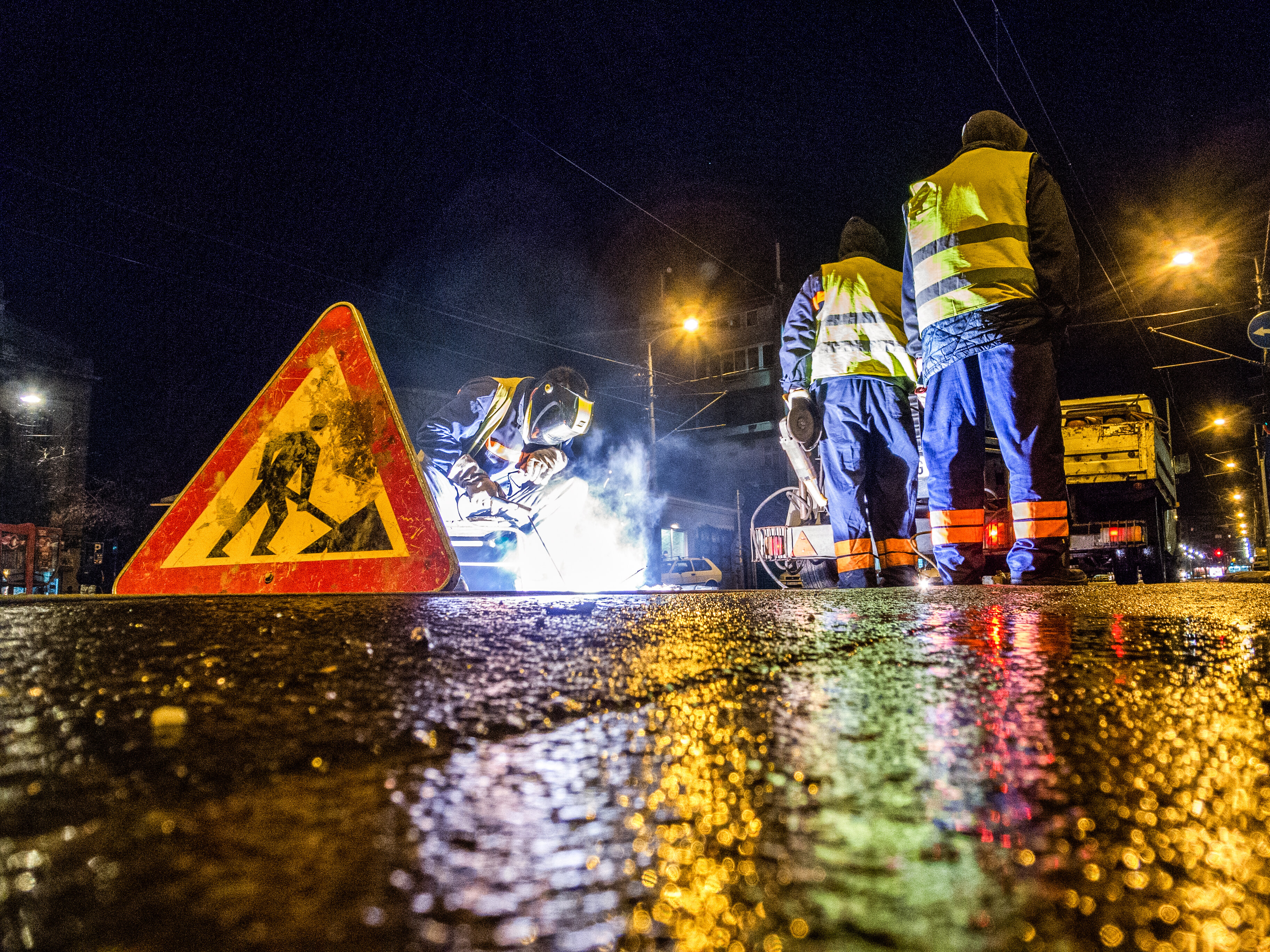Travail de nuit et horaires irréguliers ouvrier de la route travaillant de nuit sur un chantier, un panneau de chantier