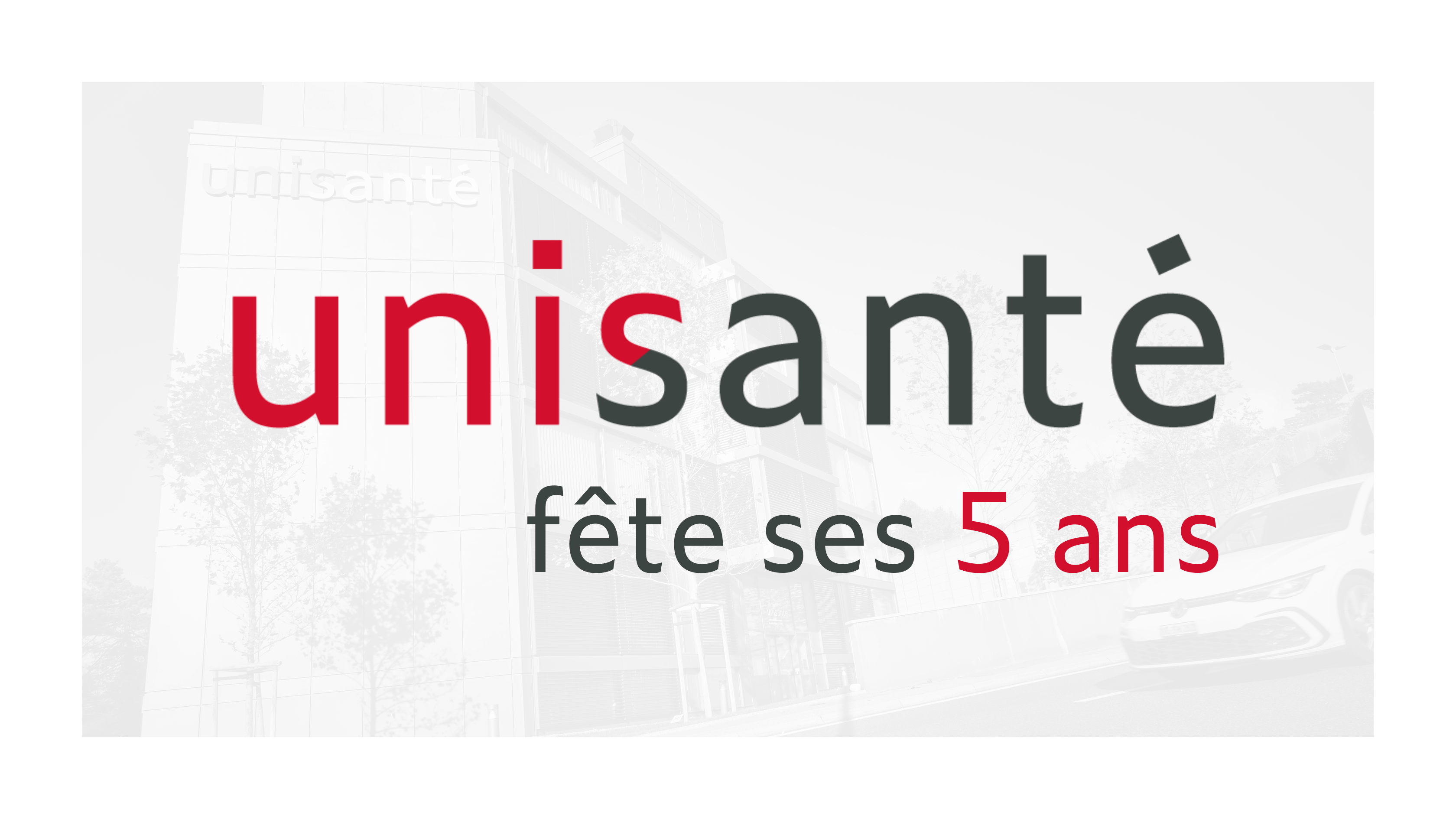 En fond on distingue le bâtiment administratif d'Unisanté sur lequel repose le logo Unisanté et la mention de l'anniversaire de l'institution.